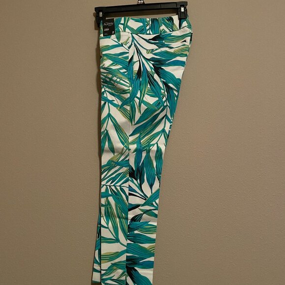 New York Company, The Audrey, Slim Crop Pants, size 2. - Picture 1 of 9